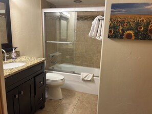 Secador de pelo, toallas, jabón y champú