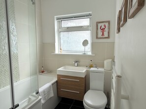 Sèche-cheveux, serviettes fournies, savon, papier toilette