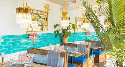 A hidden gem, just 4 minutes from the beach & lively shops & bars of Leigh Town,