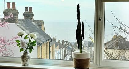 A hidden gem, just 4 minutes from the beach & lively shops & bars of Leigh Town,