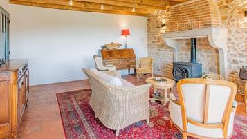 TV, fireplace