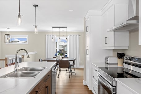 Spices, kitchen islands. Stylish & Spacious 3BR w/ BBQ