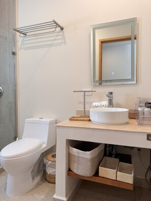 Douche, sèche-cheveux, serviettes fournies, savon