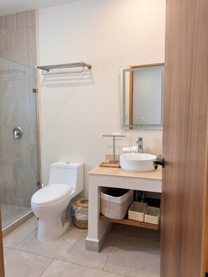 Een douche, een haardroger, handdoeken, zeep