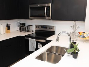 Micro-ondes, four, plaque de cuisson, lave-vaisselle