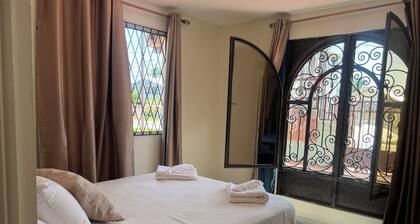 Modern 1-bedroom apartment with AC, WiFi, rooftop just outside GT