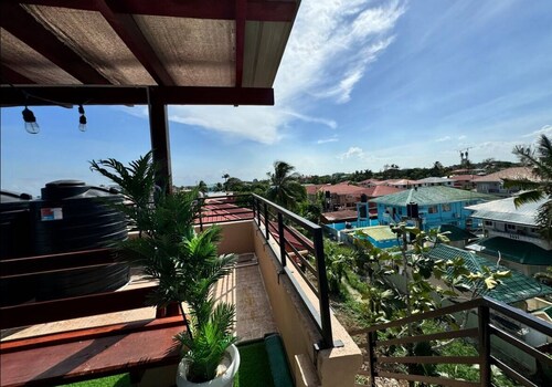 Modern 1-bedroom apartment with AC, WiFi, rooftop just outside GT