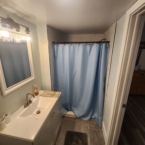 Shower, towels, toilet paper - 3-bedroom house in charming minutes from the beach. (Dennis)