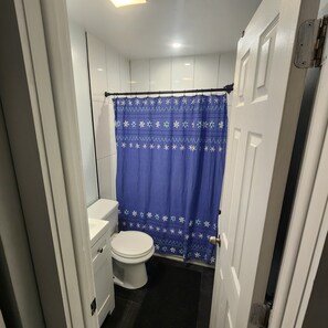 Douche, serviettes fournies, papier toilette