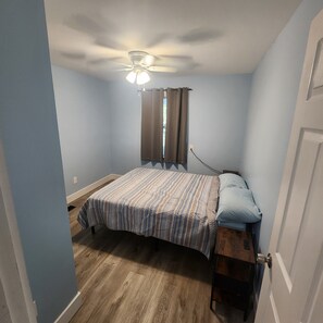 3 bedrooms, WiFi, bed sheets - 3-bedroom house in charming minutes from the beach. (Dennis)