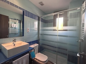 Toallas, jabón, papel de baño