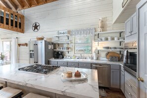 Fridge, oven, stovetop, dishwasher