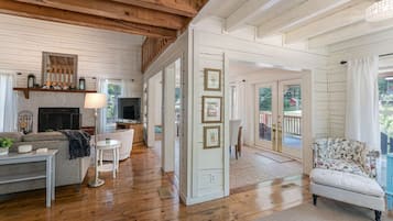 Smart-tv, eldstad och böcker