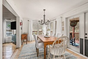 Dining - kingisher river cabin (Murphy)