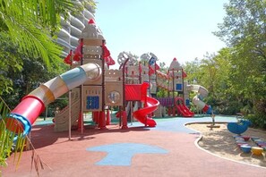 A playground with slides and climbing structures. - Jianjia Hotel (Country Garden Ten-Mile Silver Beach) (Huidong)