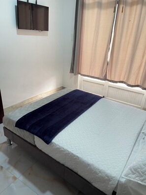 2 bedrooms, desk, iron/ironing board, WiFi