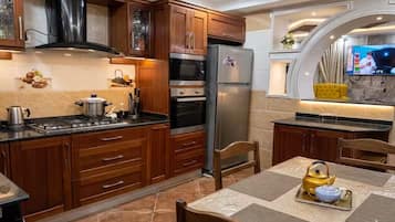 Refrigerador, microondas, horno, placa de cocina