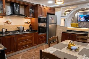 Frigorífico, microondas, horno y placa de cocina