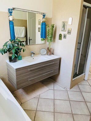 Dusche, Haartrockner, Handtücher
