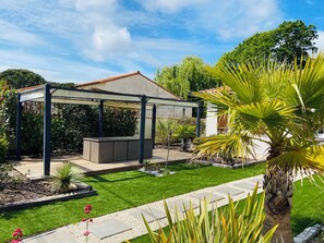 Terrace/patio - Villa with swimming pool (Breuillet)