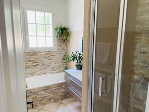Shower, hair dryer, towels - Villa with swimming pool (Breuillet)