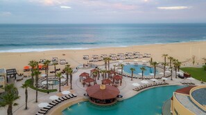 หาดส่วนตัว, ทรายสีขาว, รถรับส่งชายหาด (ฟรี), คาบาน่า (ฟรี)
