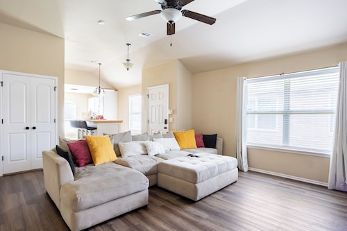 Chic and Cozy: Your Ideal 3BR, 2BA Escape !