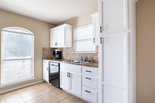 Chic and Cozy: Your Ideal 3BR, 2BA Escape !