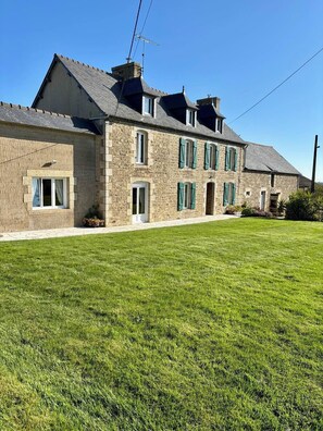Exterior - Breton farmhouse with garden (Trédaniel)