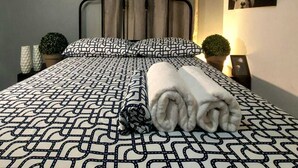 Traditional Double Room, 1 Bedroom, Ensuite | Free WiFi, bed sheets - Habitación Privada Centrica (Santo Domingo)