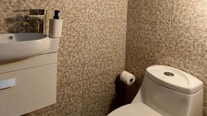Traditional Double Room, 1 Bedroom, Ensuite | Bathroom - Habitación Privada Centrica (Santo Domingo)