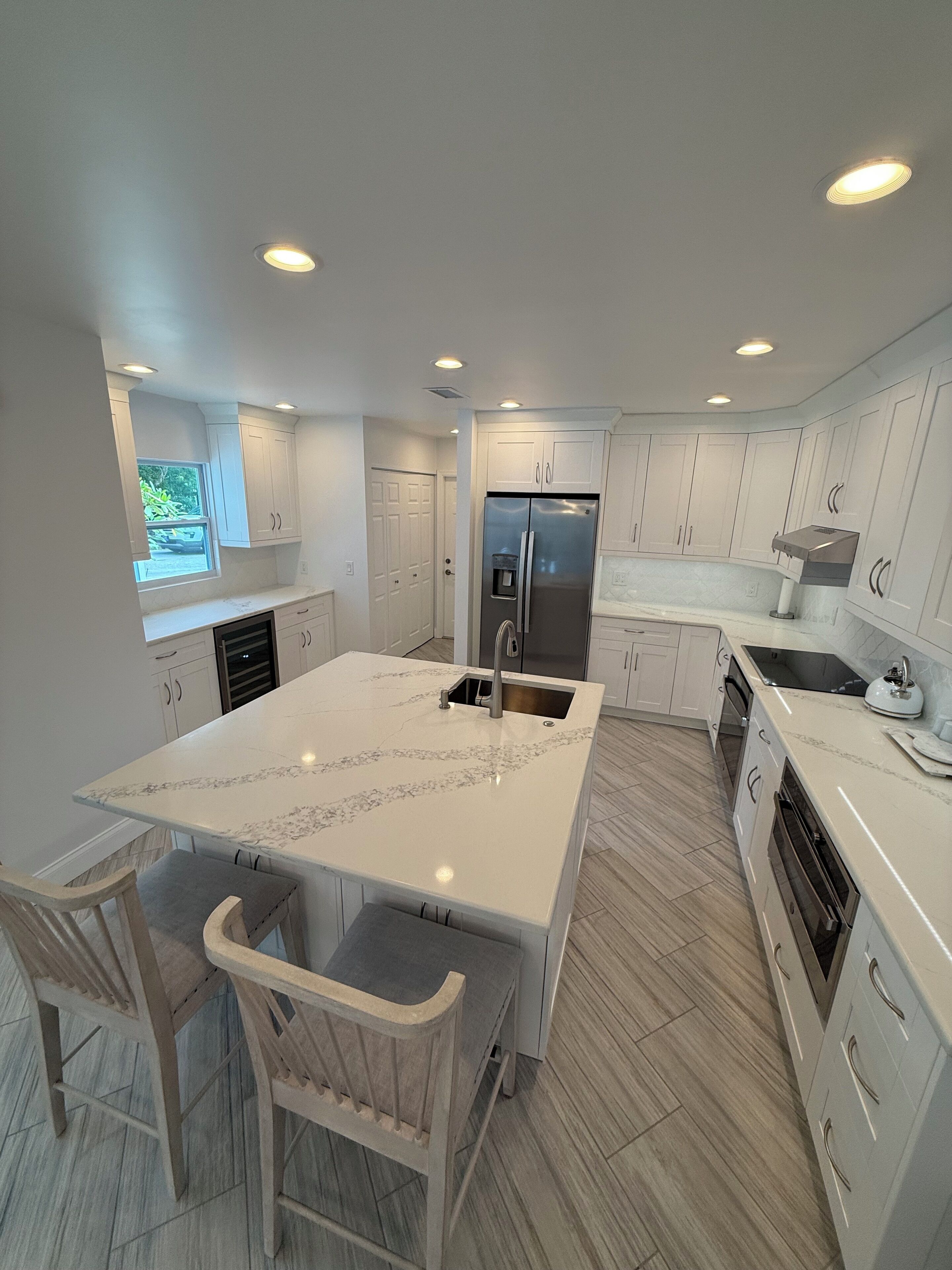 Kjøleskap, mikrobølgeovn, ovn og kokeplater