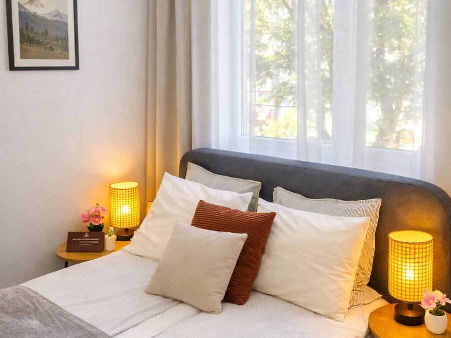 Apartamento família, vista para a cidade | 1 quarto, cofres nos quartos, individualmente decorados