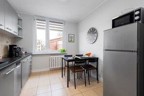 Apartament familiar, vistes a la ciutat | Cuina privada | Frigorífic gran, microones, placa de cuina i rentaplats 