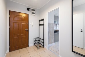 Familienapartment, Stadtblick | Wohnbereich | 50-Zoll-Smart-TV mit Kabelempfang, Netflix, Streaming-Dienste