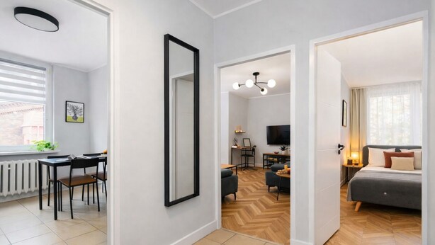Un apartamento moderno con comedor, sala de estar y habitación.
