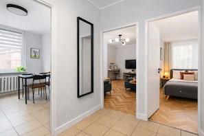 A modern apartment with a dining area, a living room, and a bedroom. - Friends - by Kairos Apartments (Gliwice)