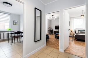 家庭公寓, 城市景观 | 起居区 | 50-英寸智能电视（配备有线频道）、Netflix、流媒体服务