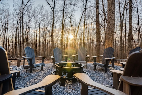 5Br Cabin W/ Sauna, Hot Tub, Firepit, River Access and Games