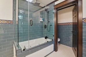 Jetted bath, towels