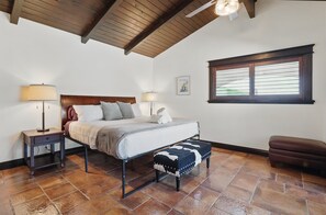 4 makuuhuonetta, työpöytä, silitysrauta/-lauta, vauvan matkasänky