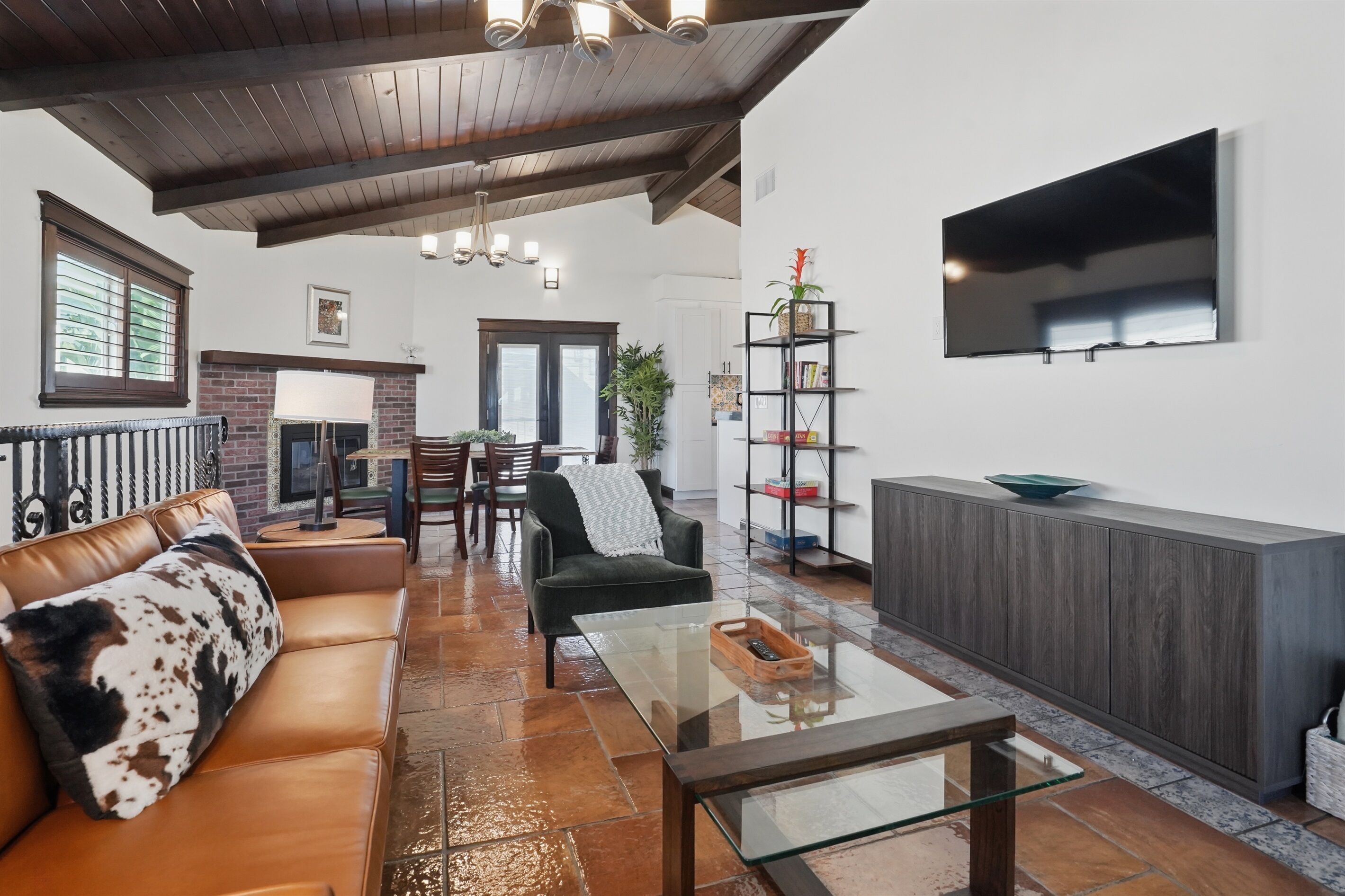 Smart TV, chimenea y videojuegos 