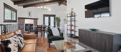 Smart TV, chimenea y videojuegos