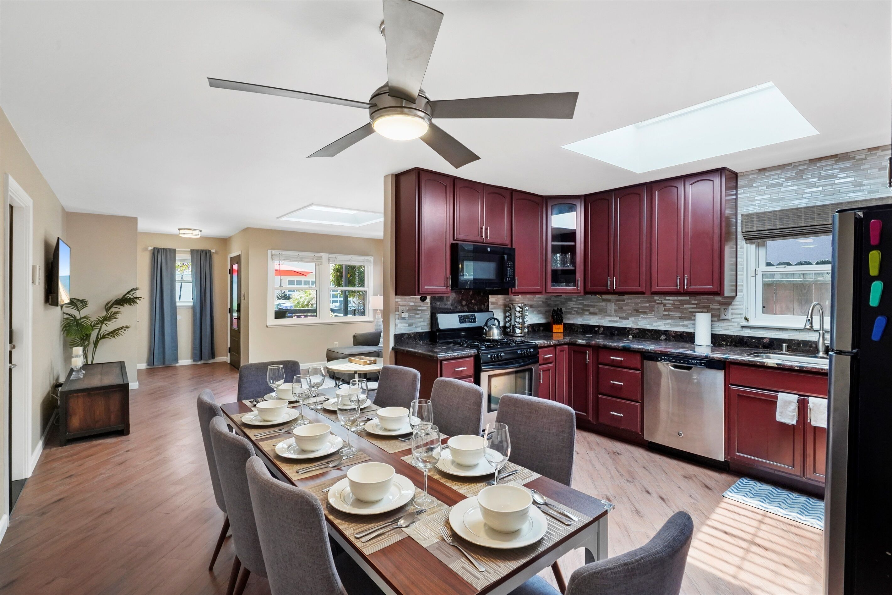 Geladeira, micro-ondas, fogão, cooktop