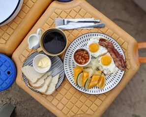 Bao gồm bữa sáng đầy đủ hàng ngày 