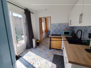 Fridge, microwave, oven, coffee/tea maker