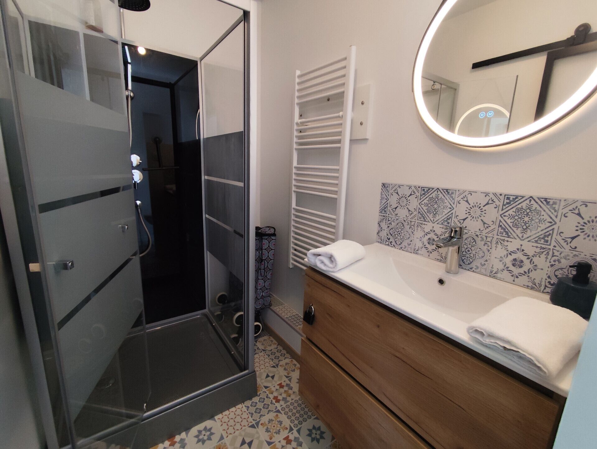Douche, séchoir à cheveux, serviettes fournies