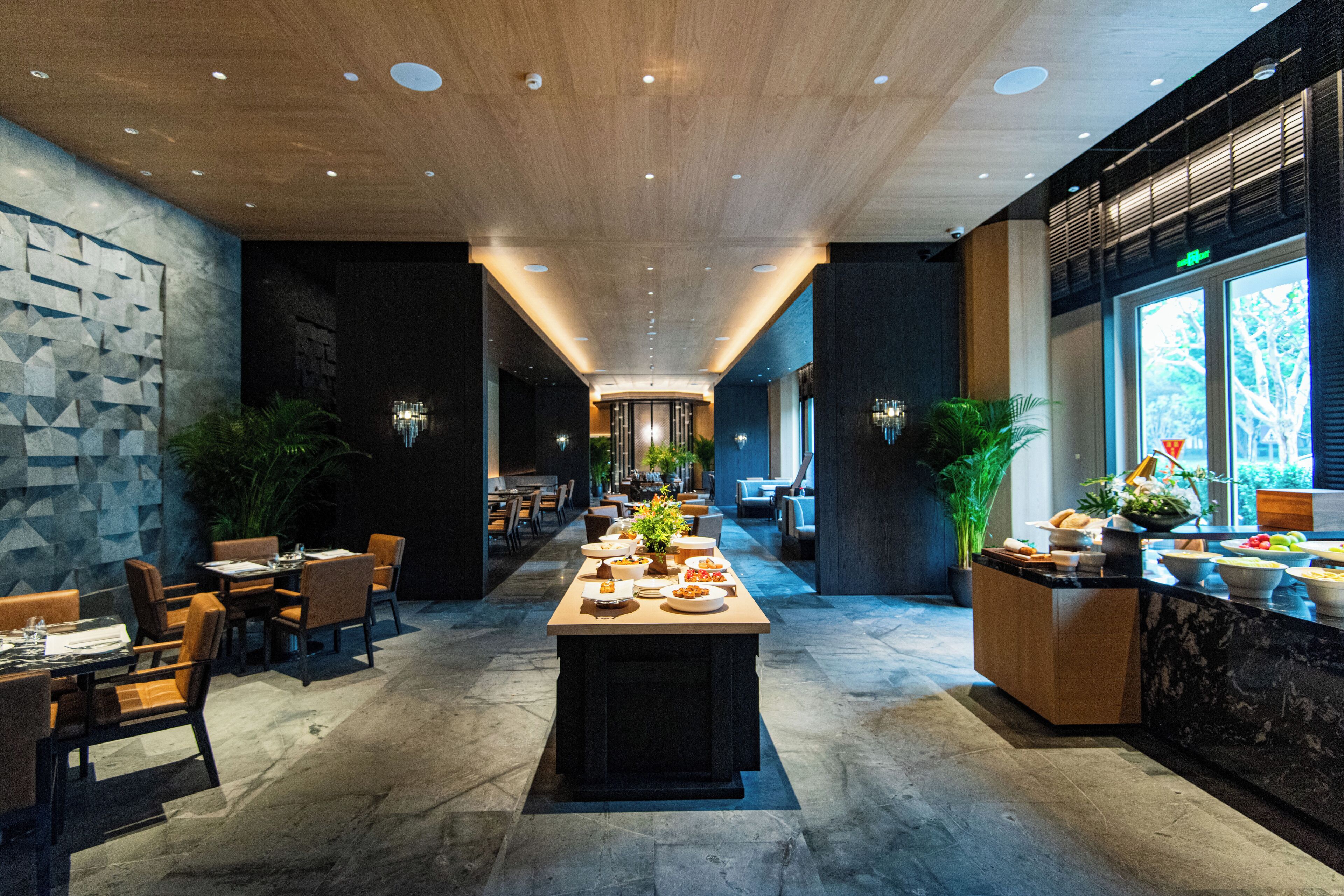 Daily buffet breakfast (CNY 446.2 per person)