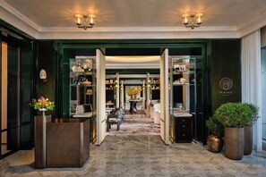 3 restaurants, lunch served