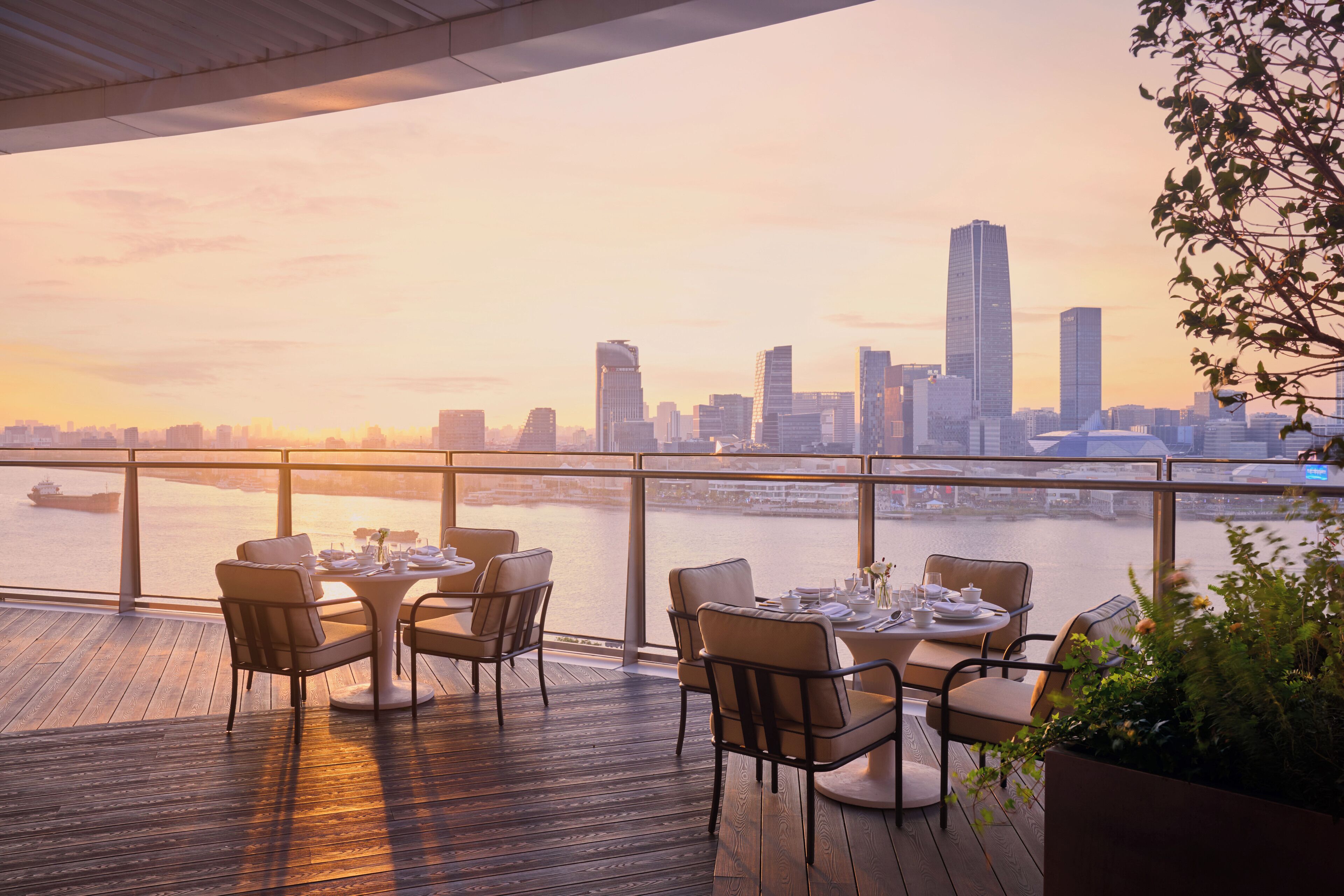 4 Restaurants; Mittagessen, Abendessen und Brunch werden serviert
